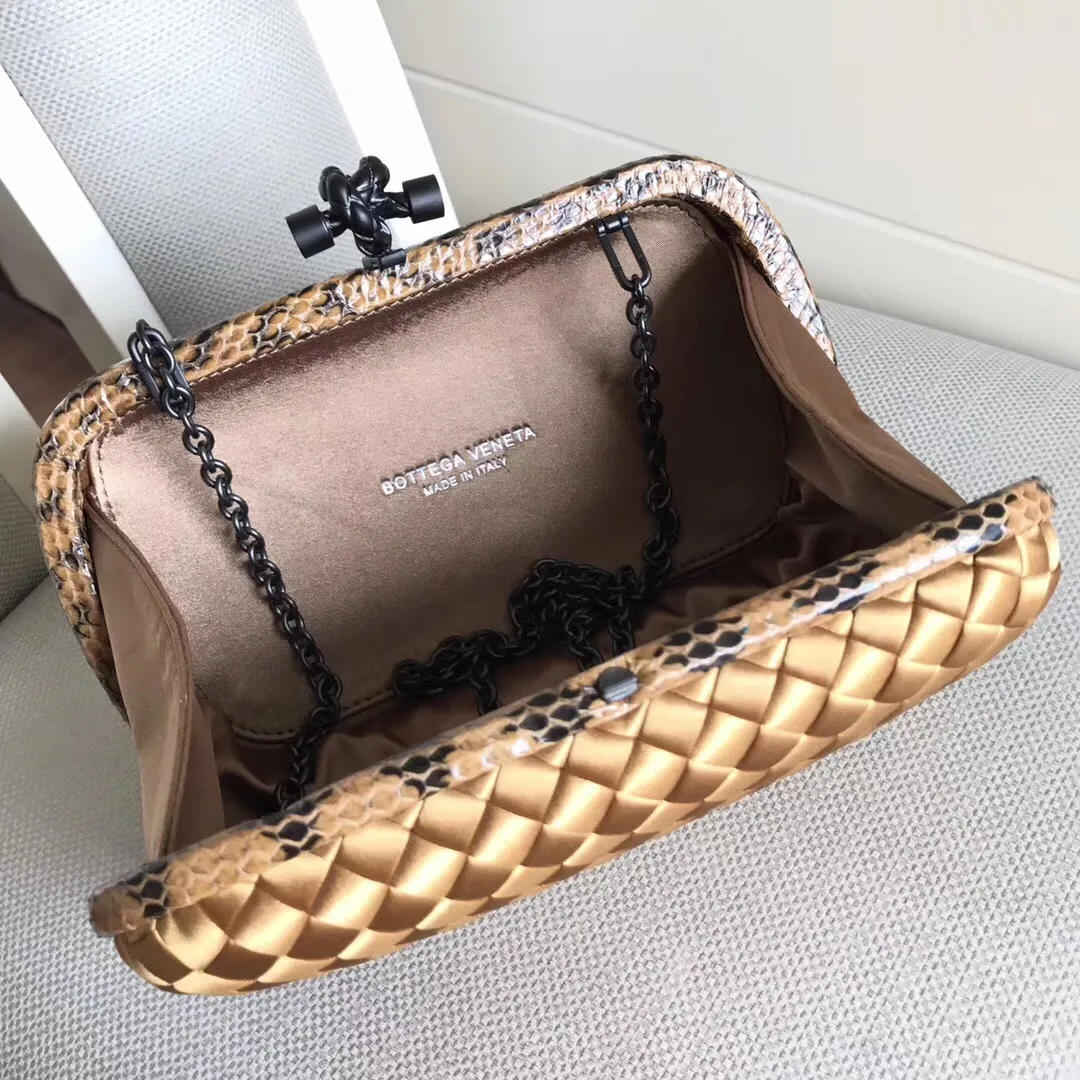 Model 8651 The popular Knot clutch ~ is made of exquisite Japanese silk fabric with freshwater snakeskin piping. It looks elegant when worn cross-body or in the hand. Petite girls can also handle it. It can hold 2 iPhone X phones. Size: 20cm*12cm M56530